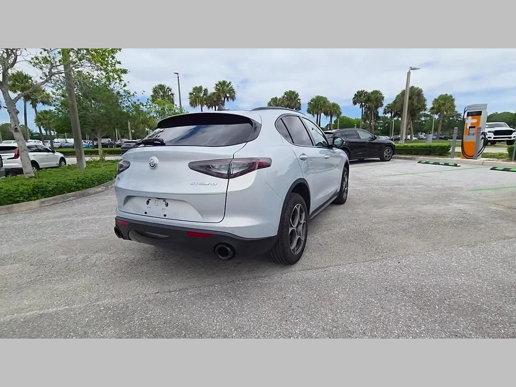 New 2025 Moonlight Gray Metallic Alfa Romeo Base image 27