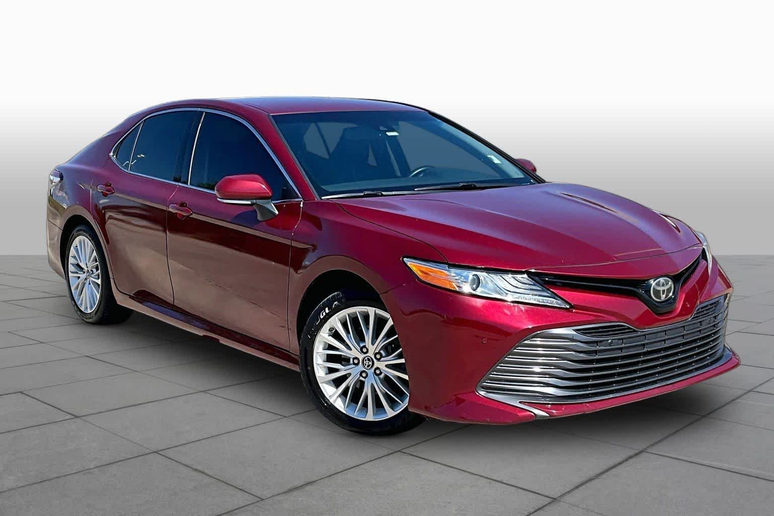 Used 2018 Ruby Flare Pearl Toyota XLE image 2