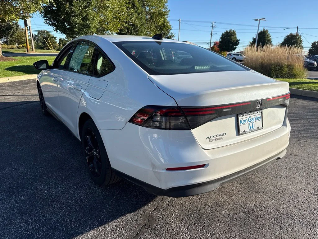 Certified Used 2025 Platinum White Pearl Honda SE image 4