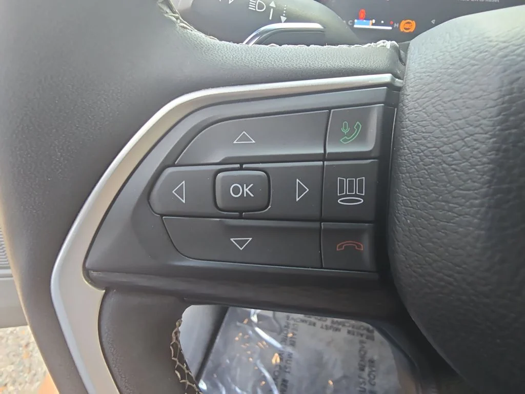 Used 2023 Black Jeep Altitude image 18