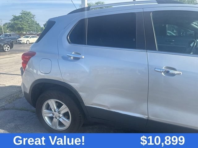 Used 2018 SILVER ICE METALLIC Chevrolet LT image 9