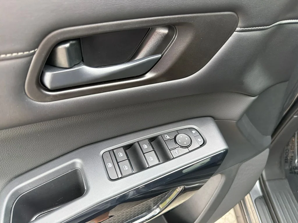 2023 Nissan Pathfinder SV - Photo 17
