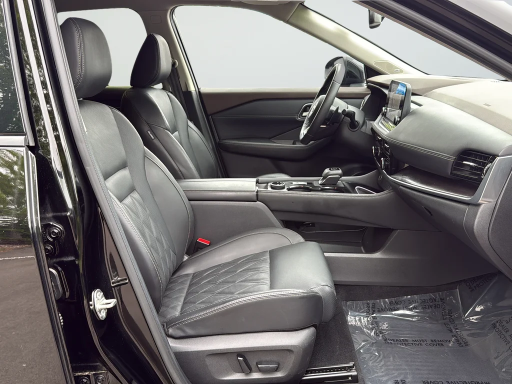 Used 2023 Black Nissan Platinum image 15