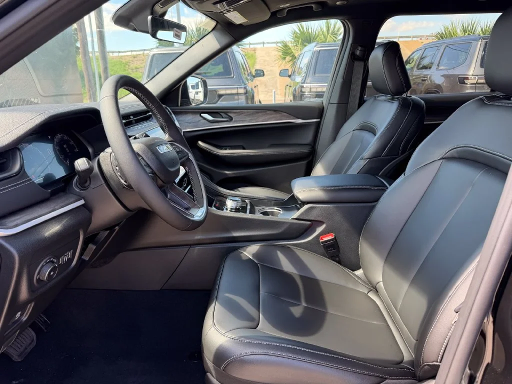 New 2027 High-Gloss Black Paint Jeep Limited image 12