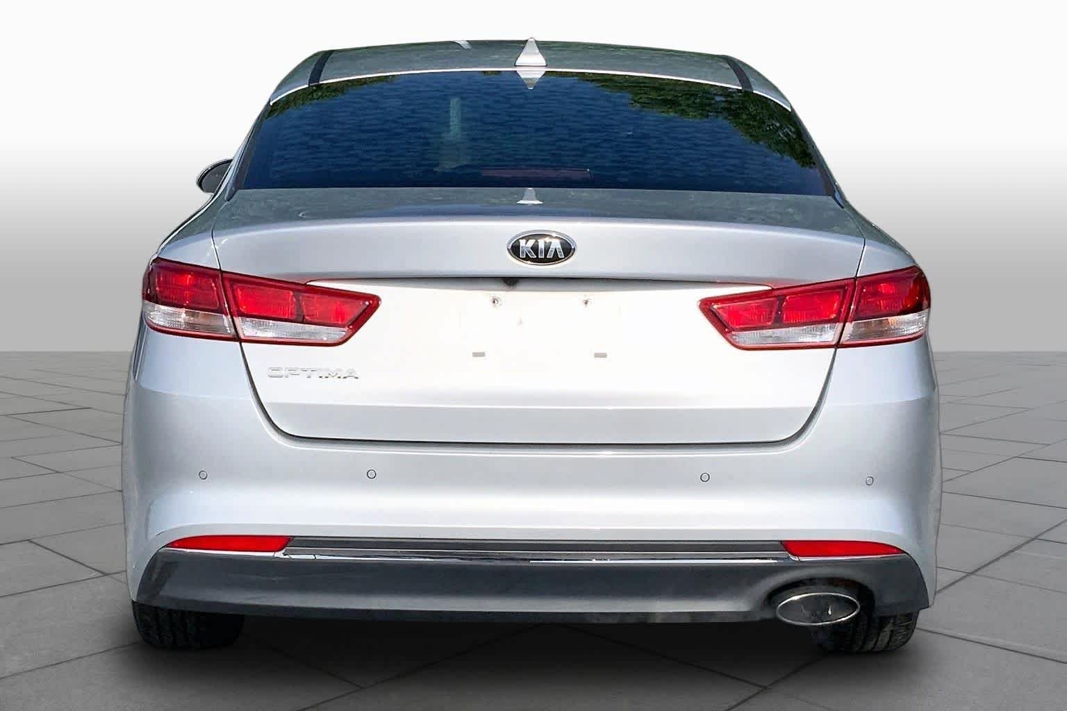 Used 2018 Sparkling Silver Kia LX image 5