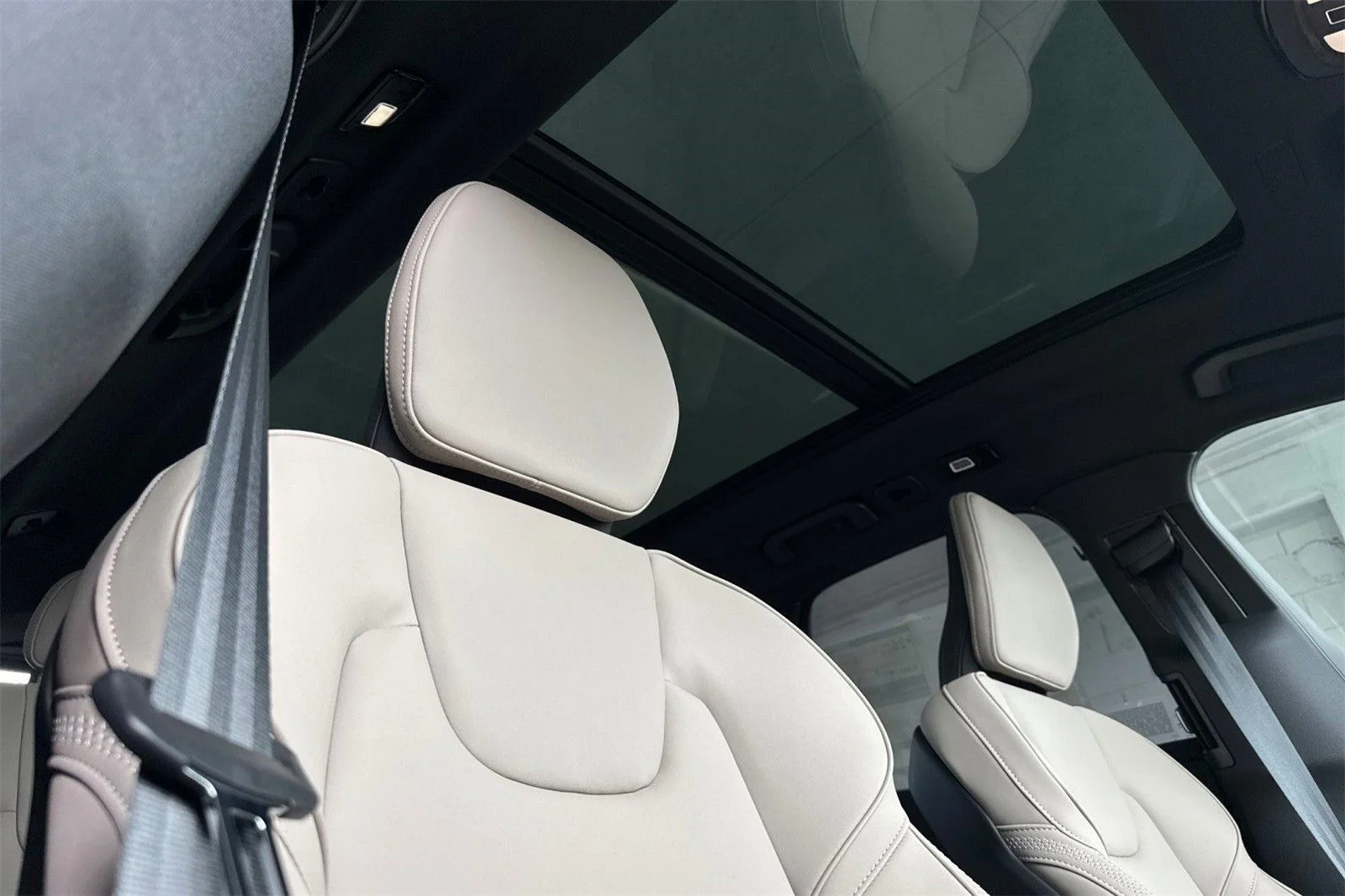 2026 Volvo XC60 Plus - Photo 18
