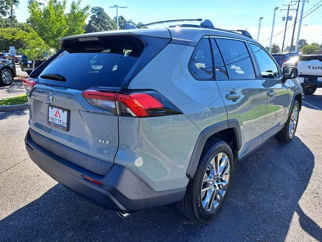 Certified Used 2020  Toyota XLE Premium image 7