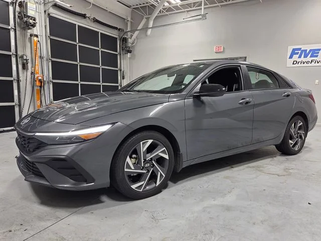 Used 2025 Gray Hyundai SEL Sport image 3