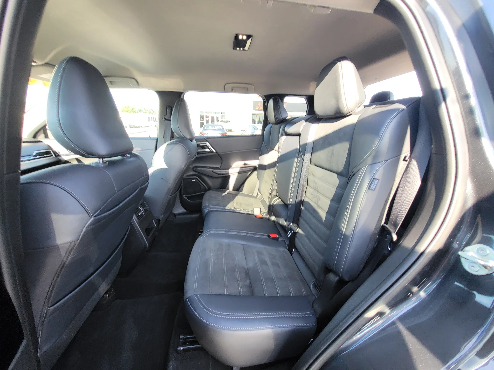 Used 2025 Cosmic Blue Metallic Mitsubishi SE image 22