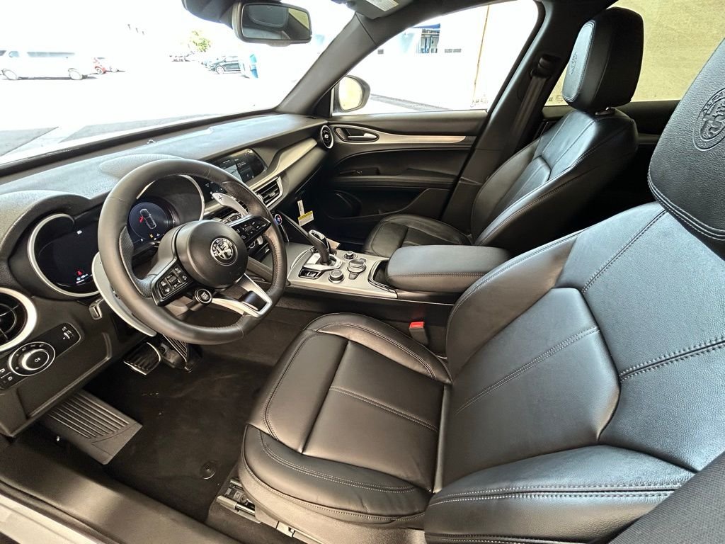 New 2025 Moonlight Gray Metallic Exterior Paint Alfa Romeo Base image 28