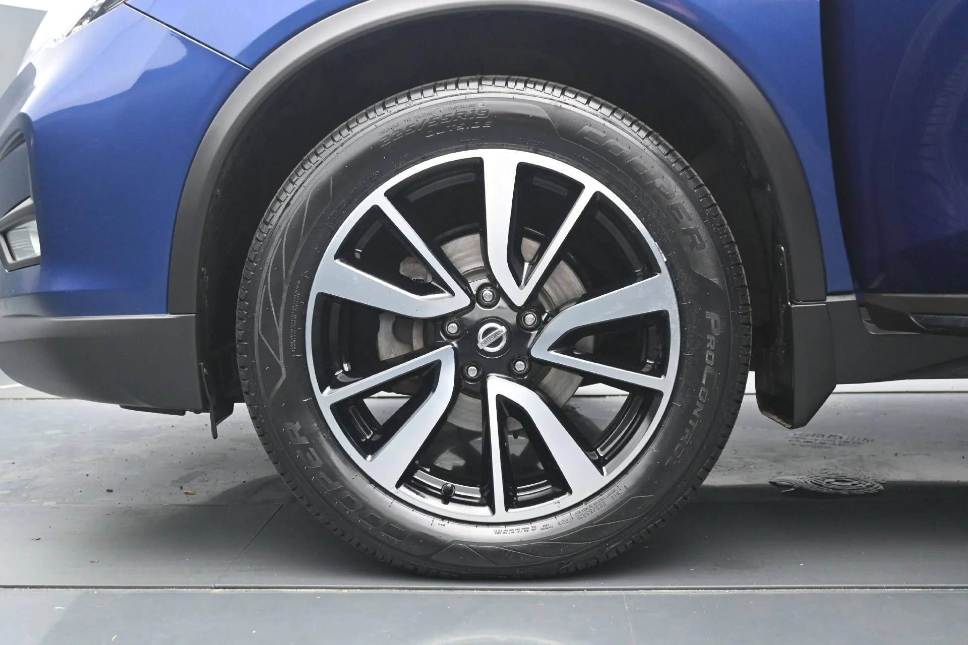 Used 2017 Caspian Blue Nissan SL image 30