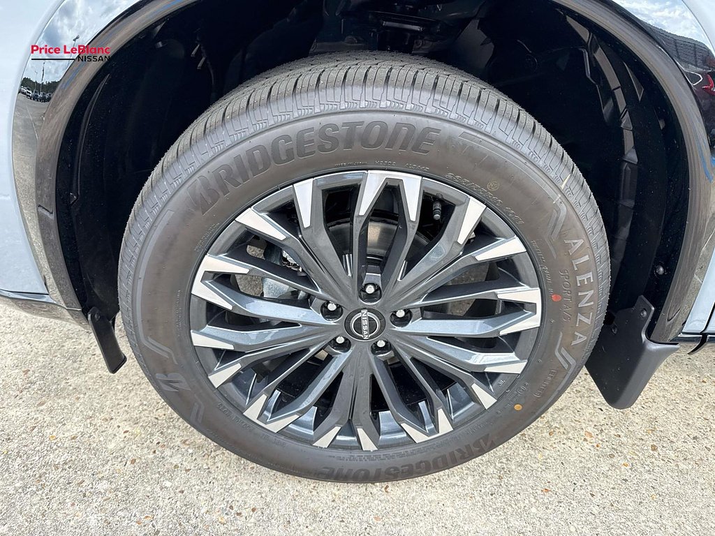 New 2026 Boulder Gray Pearl / Super Black Two-tone Nissan Platinum image 4