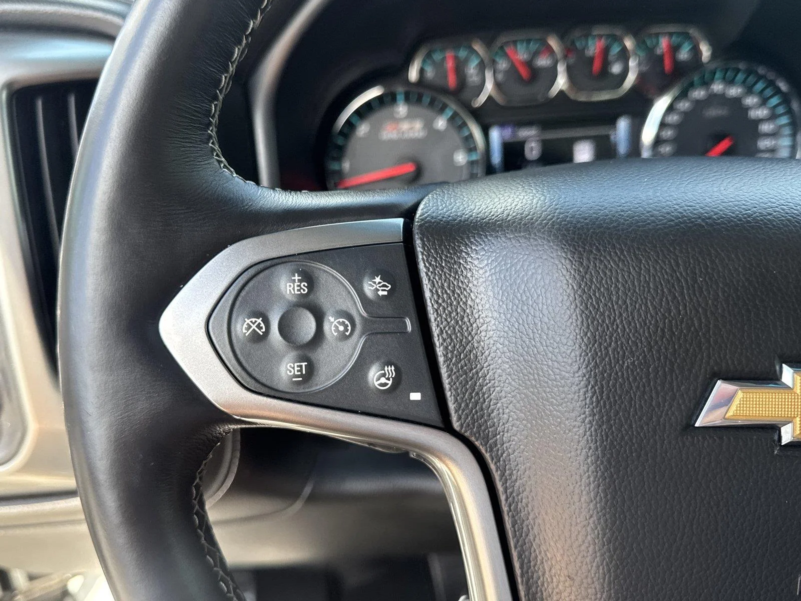 Used 2018 IRIDESCENT PEARL TRICOAT Chevrolet LTZ image 21
