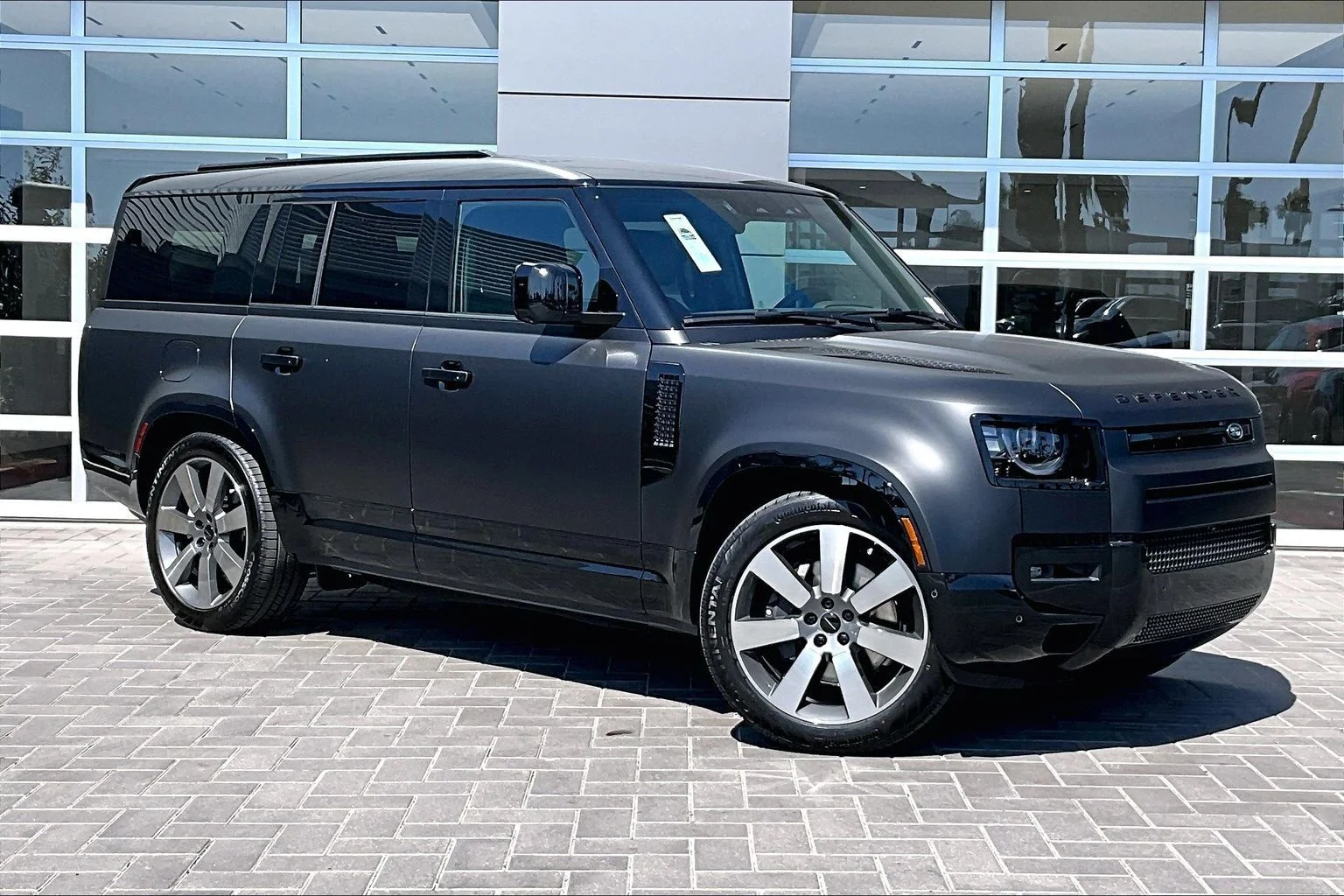 New 2026 Santorini Black Land Rover X-Dynamic SE image 2