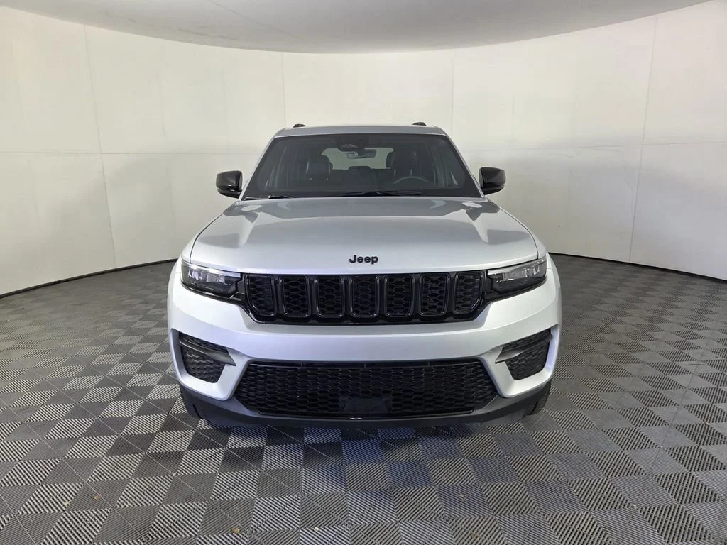 Used 2025 Silver Zynith Jeep Altitude image 3
