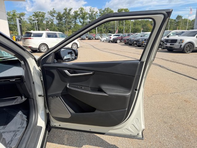 Certified Used 2023 White Kia Wind image 32
