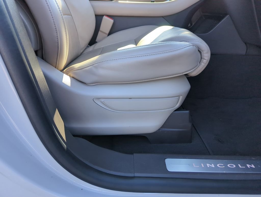 Used 2022 White Lincoln Reserve image 38