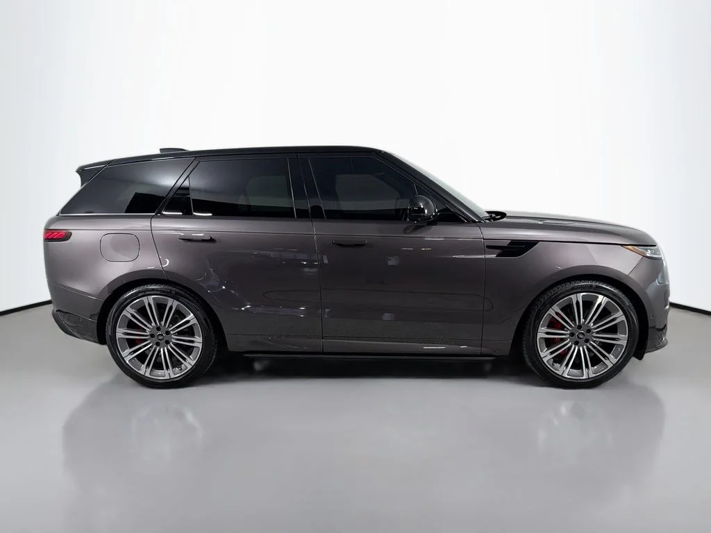 Used 2024  Land Rover Dynamic SE image 4