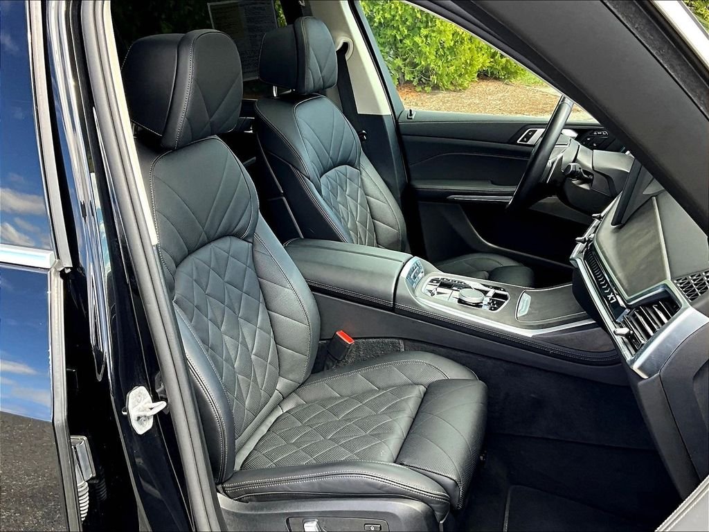 Used 2025 Black BMW xDrive40i image 11