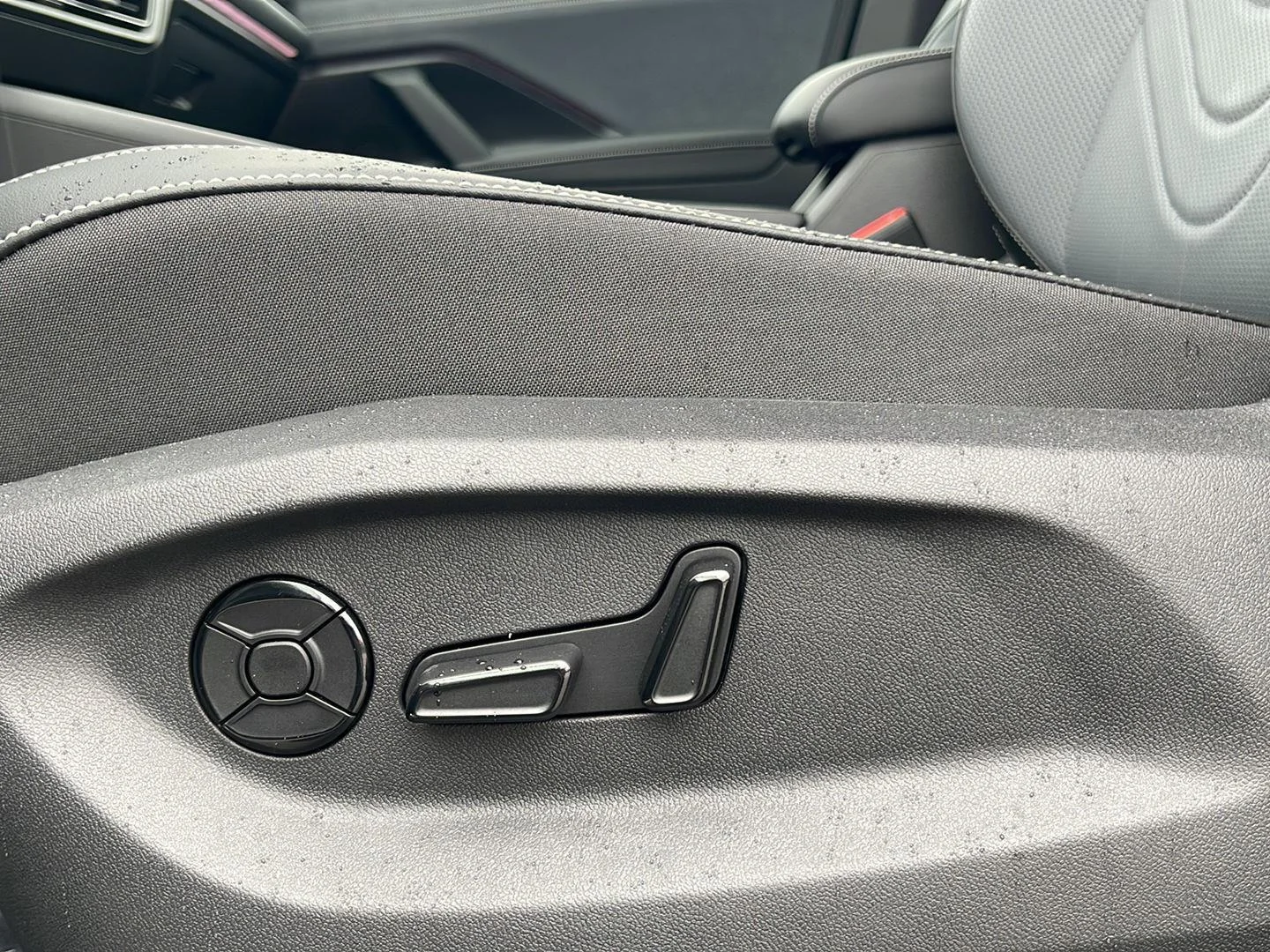 New 2026 Platinum Gray Metallic Volkswagen SE image 20