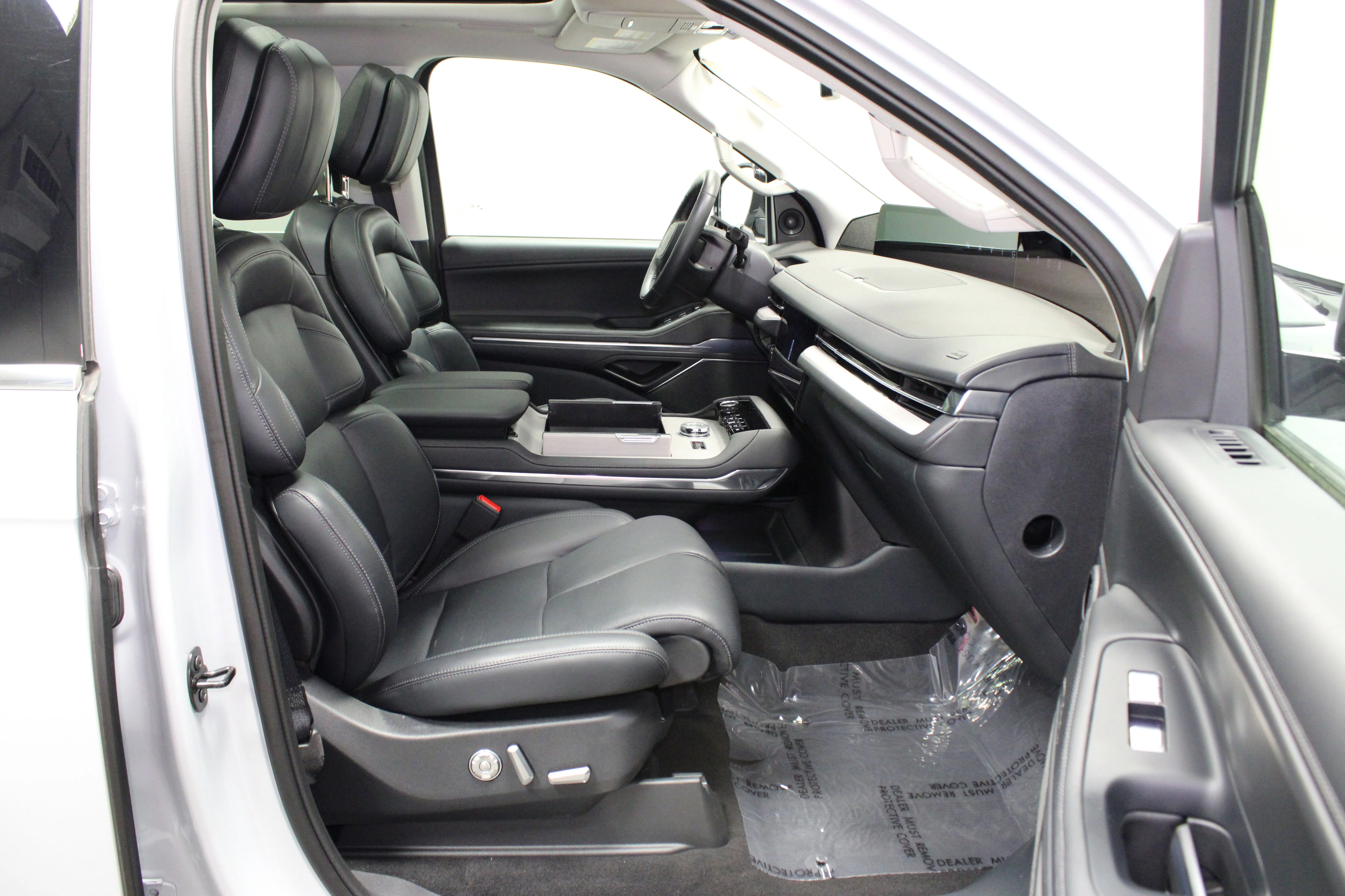 Used 2025 Crystal White Metallic Clearcoat Lincoln Reserve image 17