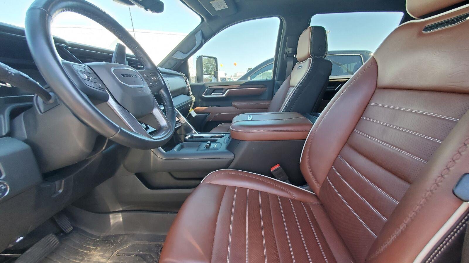 Used 2024 White Frost Tricoat GMC Denali Ultimate image 3