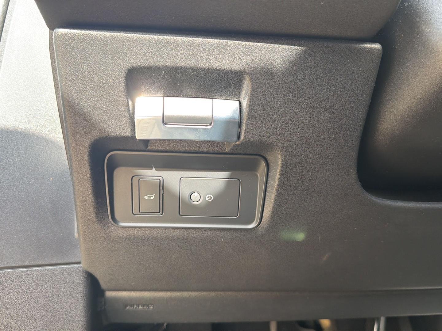 Used 2020 Fuji White Land Rover SE image 9