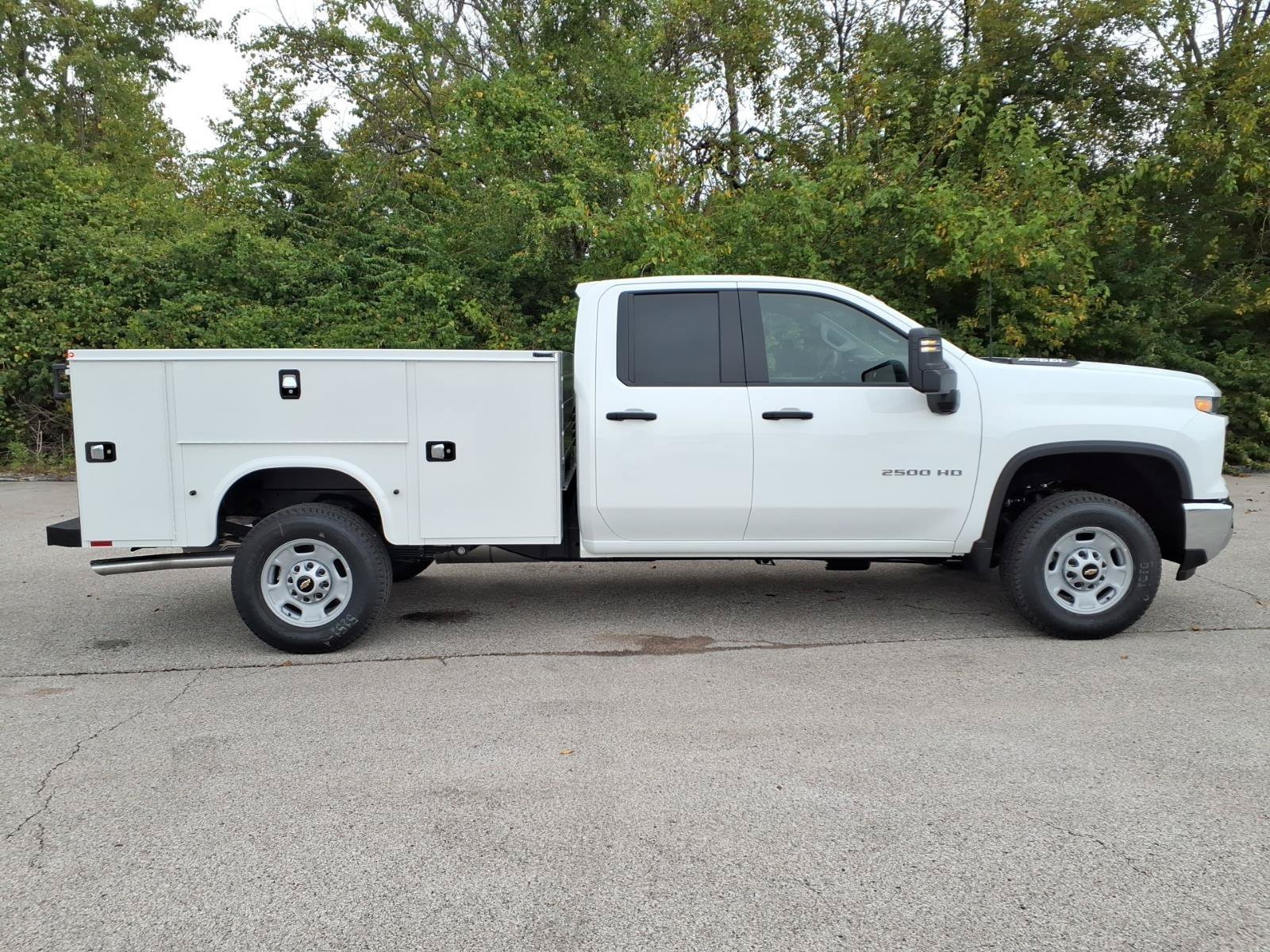 New 2026 Summit White Chevrolet WT image 18