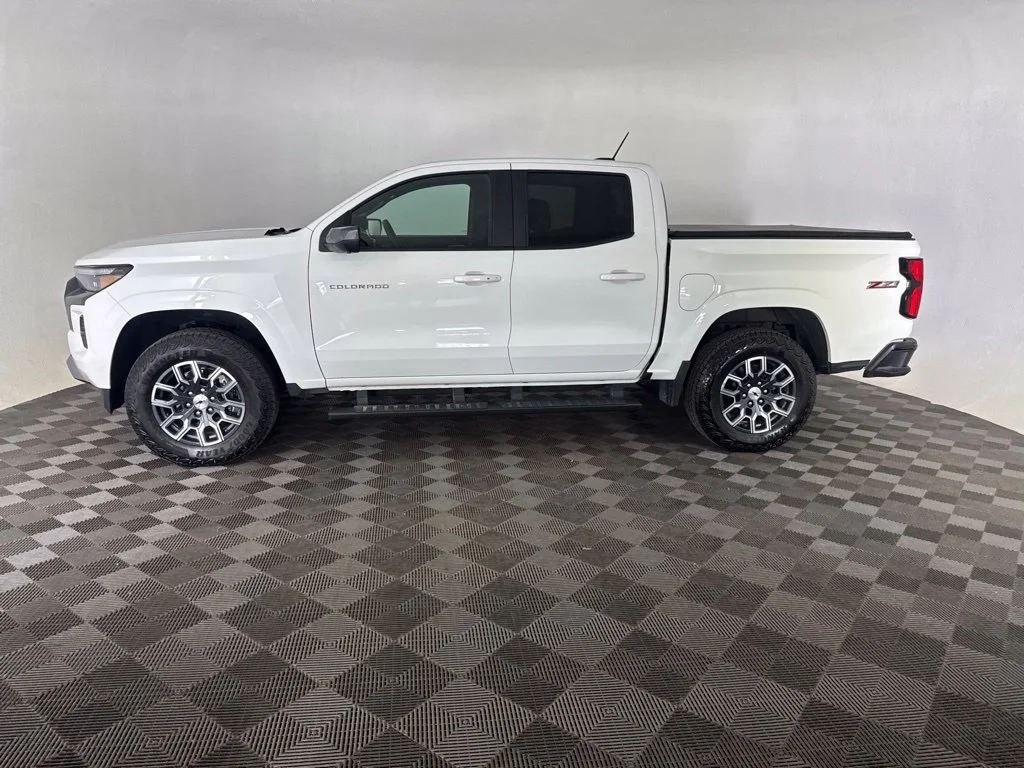 Used 2025 White Chevrolet Z71 image 9