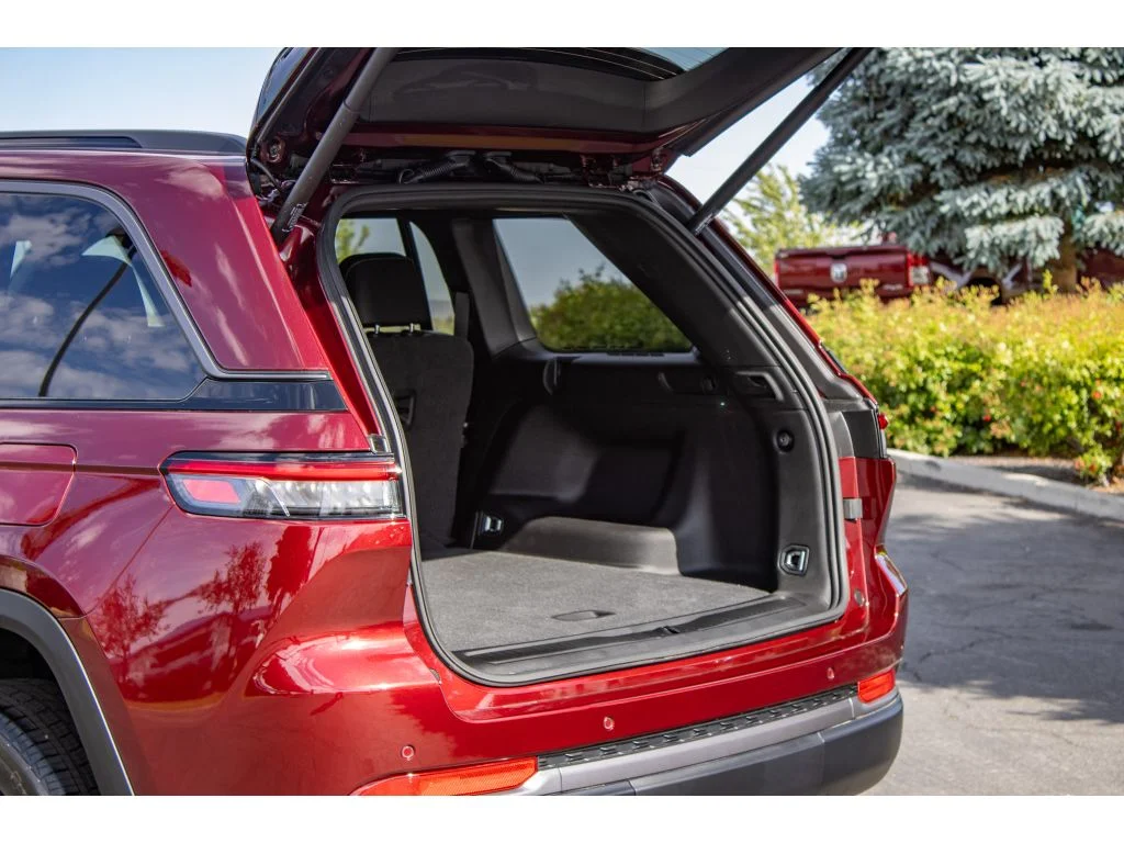 New 2026 Velvet Red Pearlcoat Jeep Laredo Altitude image 10