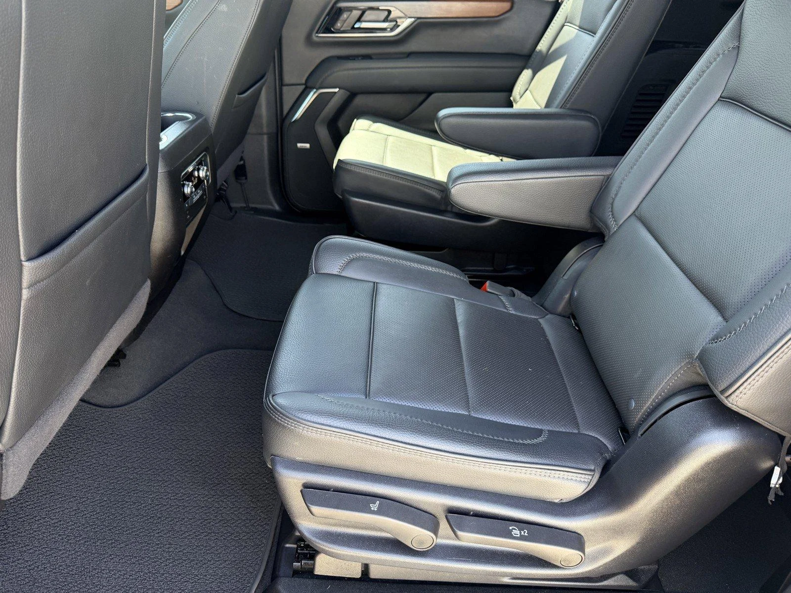 Used 2025 Sterling Metallic GMC Denali image 14