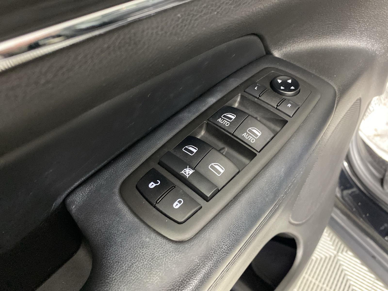 Used 2021 Diamond Black Crystal Pearlcoat Jeep Limited image 22