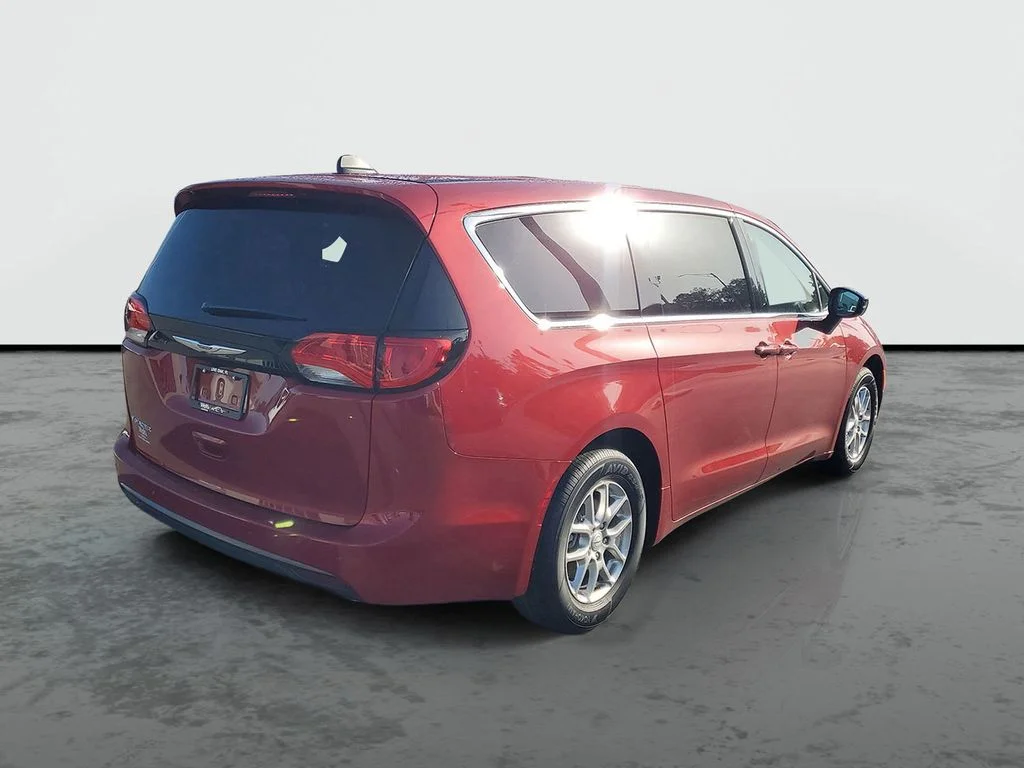 2025 Chrysler Voyager LX - Photo 2