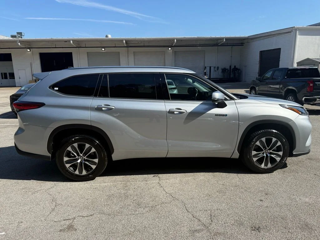 Used 2021 Silver Toyota XLE image 5