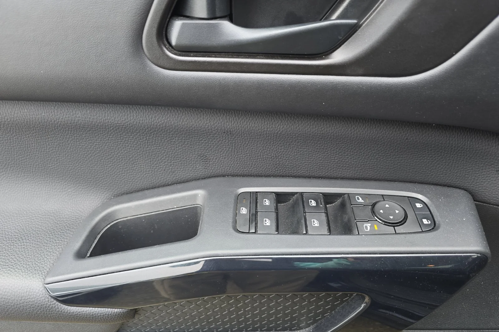Used 2025 Deep Ocean Blue Pearl Nissan SV image 9