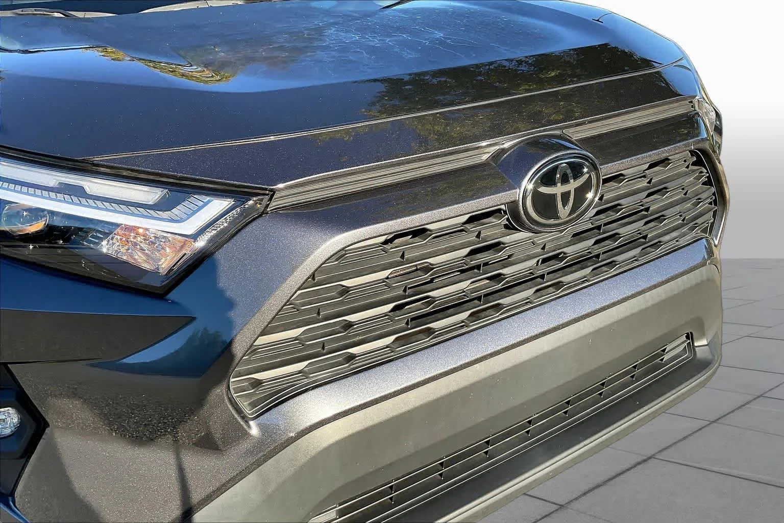 Used 2025 Magnetic Gray Metallic Toyota XLE Premium image 30