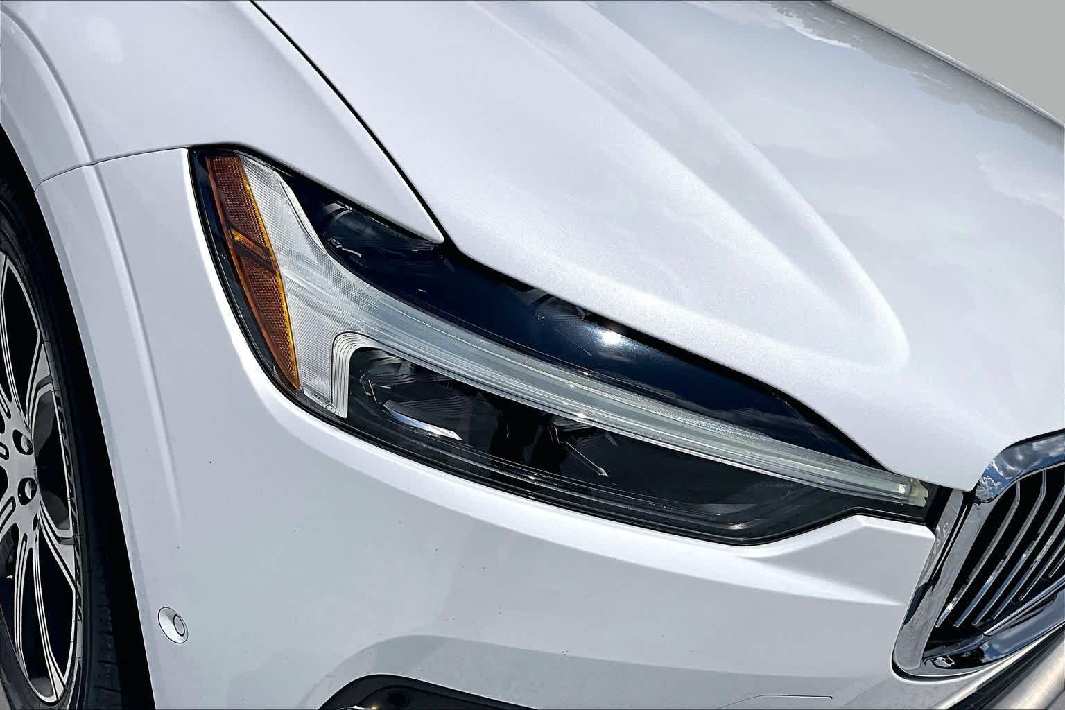 Used 2021 Crystal White Metallic Volvo Inscription image 28