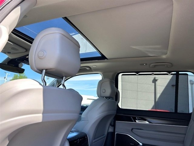 Used 2024 Velvet Red Pearl Coat (prv) Wagoneer Series II image 13