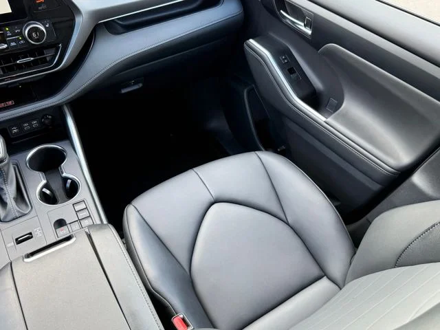 Certified Used 2025  Toyota XLE image 25