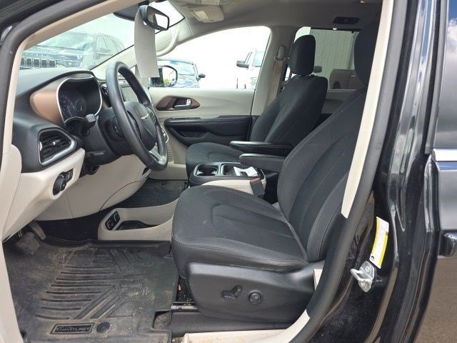 Used 2019 Brilliant Black Crystal Pearlcoat Chrysler Touring Plus image 20