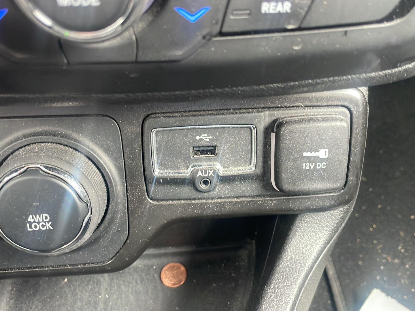 Used 2020 Alpine White Clearcoat Jeep Latitude image 5
