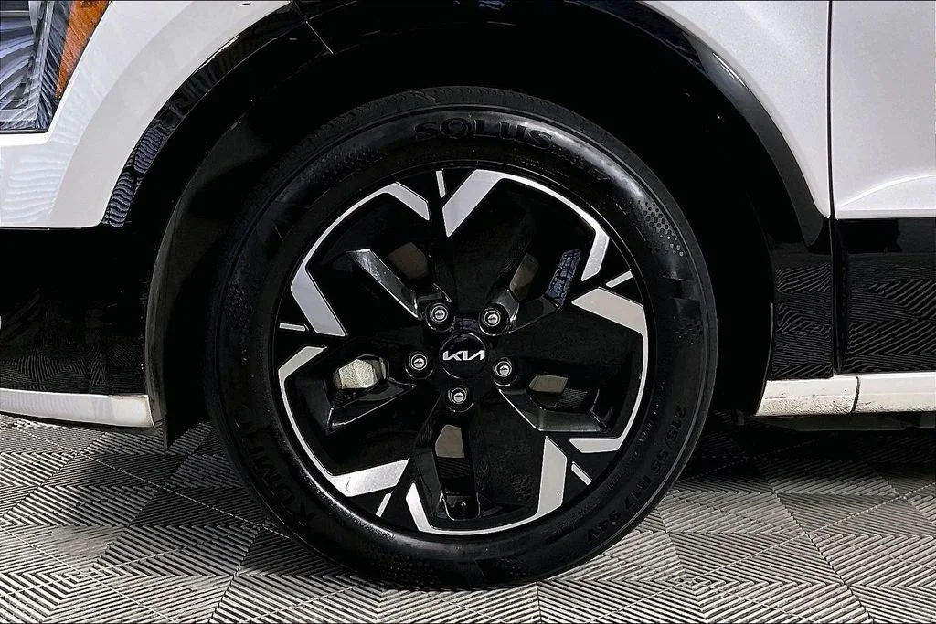 Used 2023 White Kia Wind image 8
