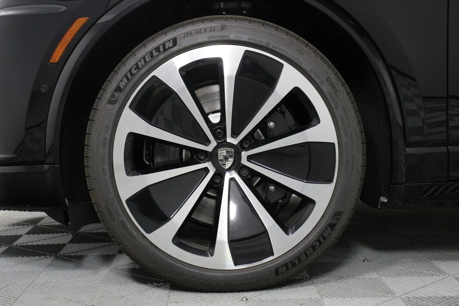 2025 Porsche Macan Turbo Electric - Photo 11