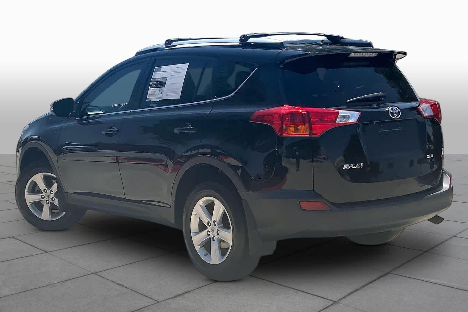Used 2013 Black Toyota XLE image 11