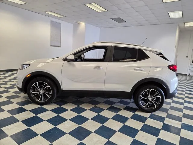 Used 2021 WHITE FROST TRICOAT Buick Select image 4