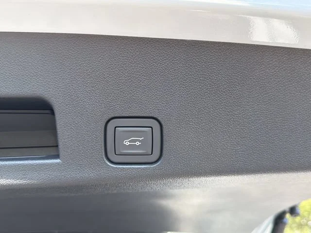 Used 2026 Polar White Tricoat Chevrolet High Country image 12