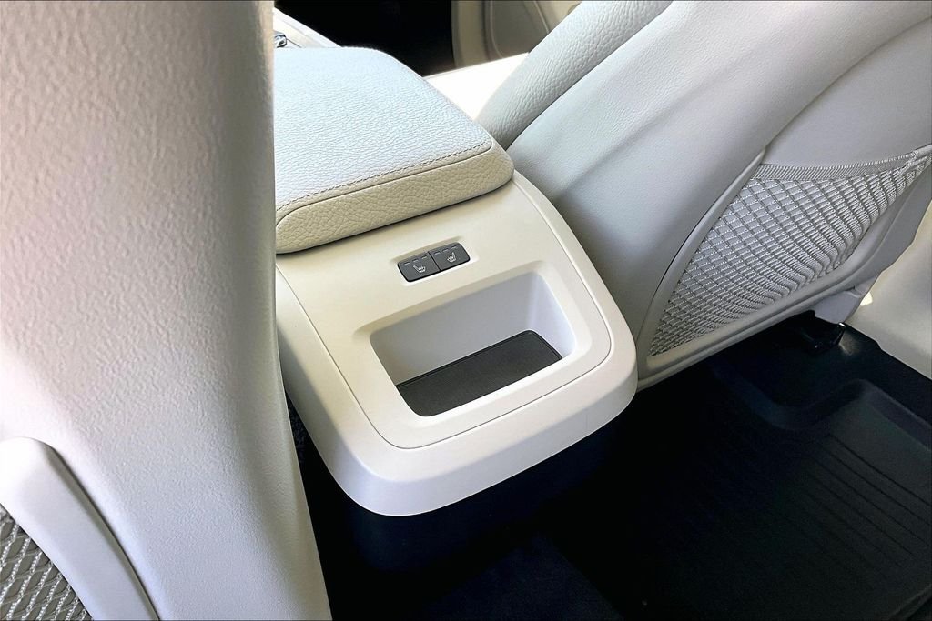 Used 2019 Blue Volvo T5 Momentum image 24
