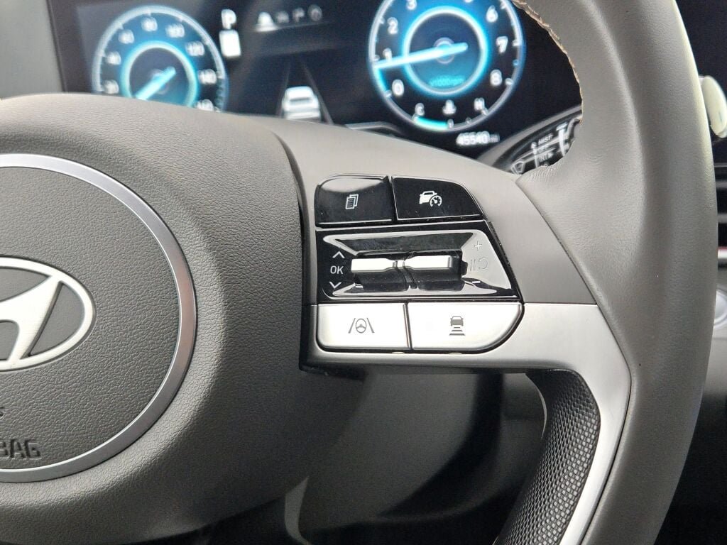 Used 2025 Black Hyundai SEL Convenience image 27