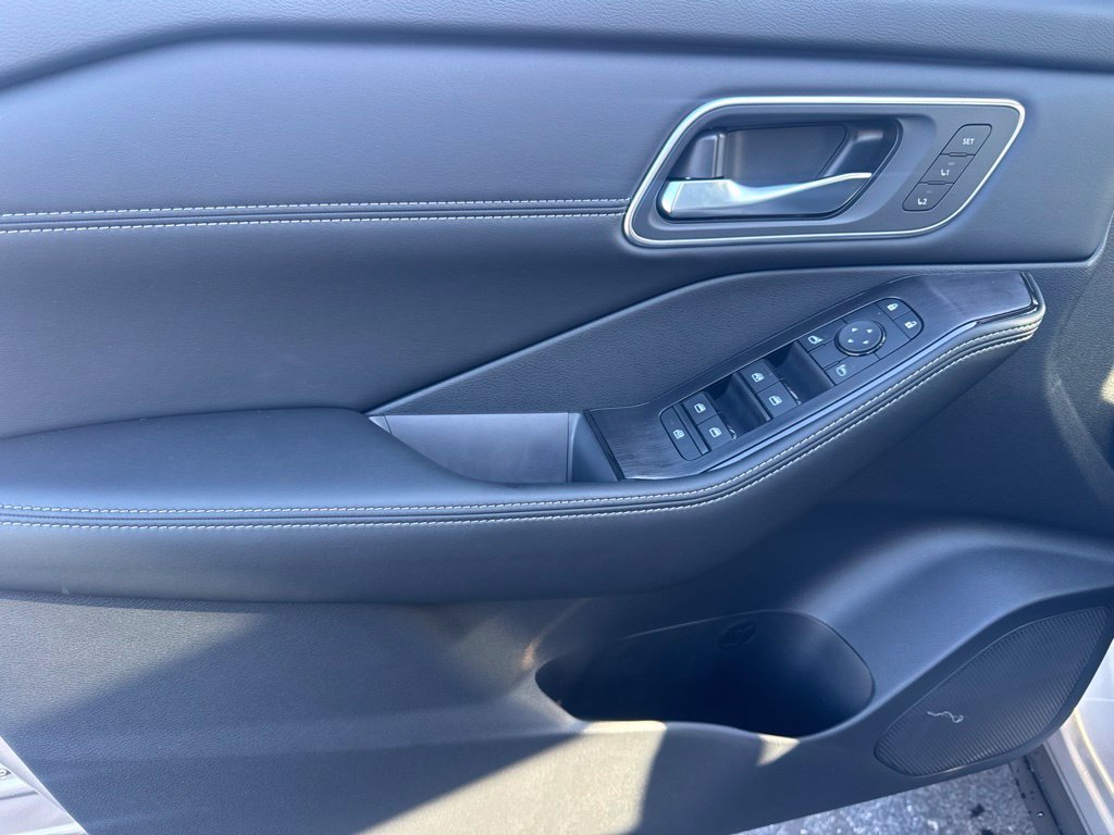 New 2026 Champagne Silver Metallic / Super Black Two-tone Nissan Platinum image 14