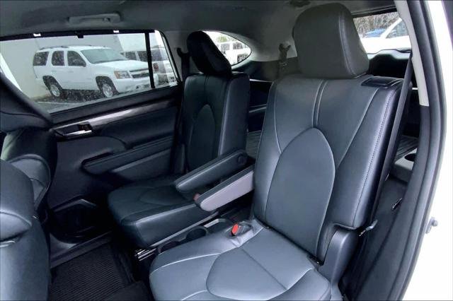 Certified Used 2025 WIND CHILL PEARL Toyota  image 20